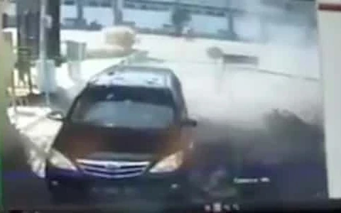 Video khoảnh khắc xảy ra vụ đánh bom tự sát ở Surabaya