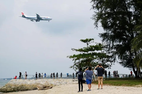 Người dân Singapore thi nhau chụp chiếc máy bay chở ông Kim Jong-un