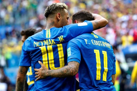 Neymar gắp bóng qua người điệu nghệ trước hậu vệ Costa Rica
