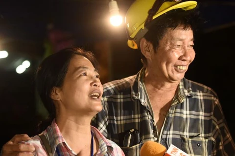 Người thân vỡ òa khi nghe tin tìm thấy đội bóng Thái Lan mất tích