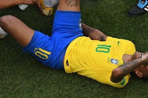 Màn lăn lộn đau đớn của Neymar trở thành trò cười trên Twitter