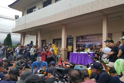 Hàng trăm phóng viên quốc tế chờ điều thần kỳ từ hang Tham Luang