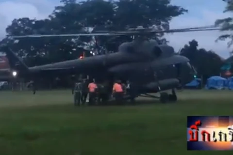 Video cảnh trực thăng đưa các cầu thủ nhí tới bệnh viện Chiang Rai
