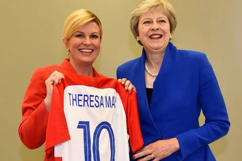 Tổng thống Croatia Kolinda Grabar-Kitarovic tặng áo đấu có tên Thủ tướng Anh Theresa May bên lề Hội nghị Thượng đỉnh NATO (Nguồn: Express)