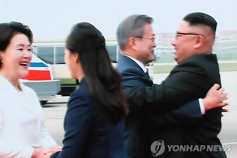 Hình ảnh ông Kim Jong-un ra tận sân bay đón Tổng thống Hàn Quốc