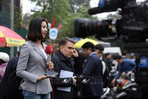 Các phóng viên tác nghiệp tại ngã tư Quang Trung-Lý Thường Kiệt, gần khách sạn Melia.
