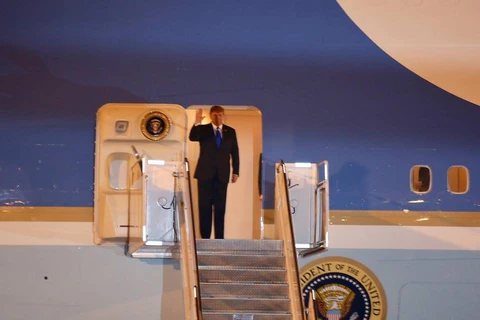 Hình ảnh Tổng thống Mỹ Donald Trump đặt chân xuống sân bay Nội Bài