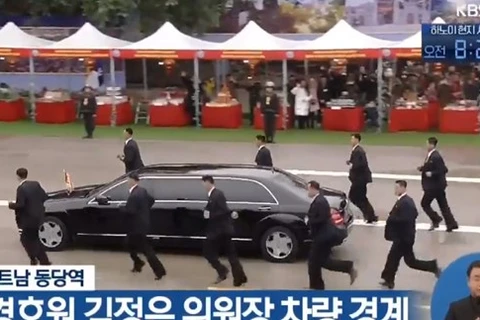 Video đội vệ sĩ chạy theo bảo vệ xe Chủ tịch Triều Tiên Kim Jong-un