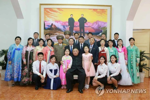 Chủ tịch Kim Jong-un chụp ảnh với nhân viên sứ quán Triều Tiên