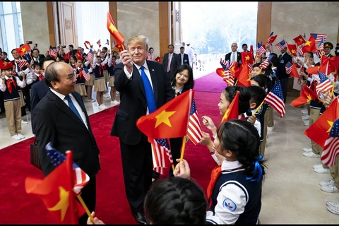 Tổng thống Trump gây sốt với khoảnh khắc mượn lá cờ Việt Nam