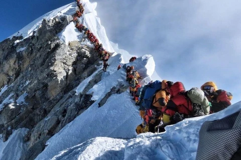 [Video] Bất chấp nhiều nhà leo núi tử nạn, Everest vẫn 'tắc đường'