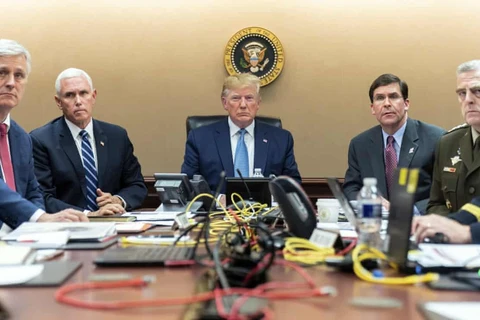Tổng thống Mỹ Donald Trump ngồi cùng các quan chức hàng đầu gồm cố vấn an ninh quốc gia Robert O’Brien, phó Tổng thống Mike Pence; Bộ trưởng Quốc phòng Mark Esper, chủ tịch Hội đồng liên quân Mark A Milley theo dõi chiến dịch tiêu diệt Baghdadi.