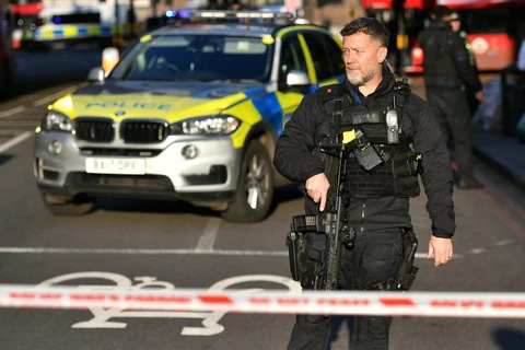 Cảnh sát Anh tiến hành phong tỏa trên Cầu London. (Nguồn: Guardian)