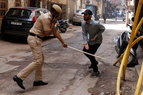 Cảnh sát Ấn Độ thẳng tay đánh roi những người phạm luật giới nghiêm
