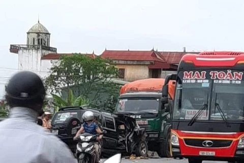 Nam Định: Hai ôtô đấu đầu trên Quốc lộ 10, ba người bị thương