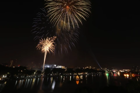 [Photo] Pháo hoa lung linh trên bầu trời Hà Nội đón Năm mới 2021