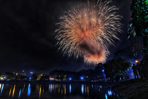 [Photo] Pháo hoa lung linh trên bầu trời Hà Nội trong đêm Giao thừa 