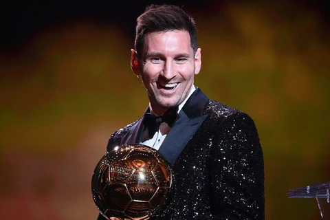 Video cận cảnh Messi đoạt Quả Bóng Vàng thứ 7 trong sự nghiệp