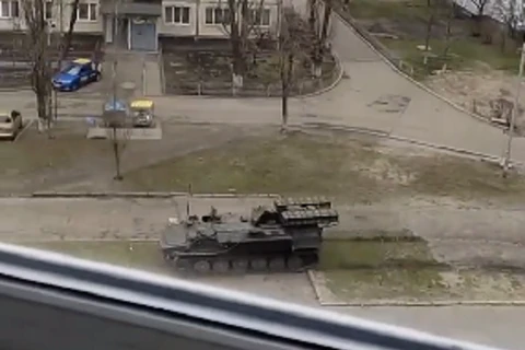 Video xe tăng quân đội Ukraine xuất hiện trong khu dân cư ở Kiev