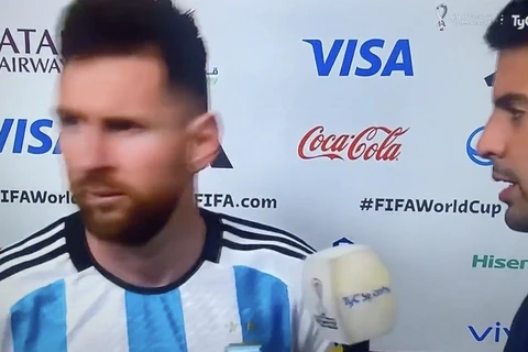 [Video] Messi nổi nóng cãi nhau trực tiếp với HLV Van Gaal của Hà Lan