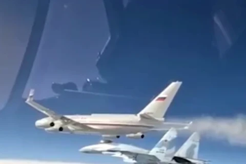 Máy bay Su-35 hộ tống Tổng thống Nga Putin tới UAE