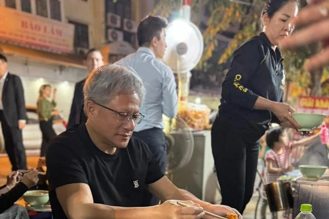 CEO Nvidia Jensen Huang thưởng thức ẩm thực đường phố ở Hà Nội