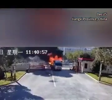 Xe tải bốc cháy khi lưu thông, tài xế lao xe thẳng vào... trụ sở cứu hỏa!
