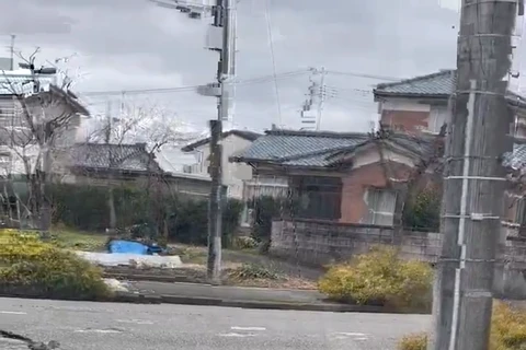 Đường phố "cuộn sóng" do động đất lớn tại Nhật Bản