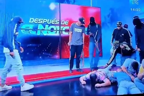 Cảnh băng đảng bắt cóc con tin ngay trên sóng truyền hình trực tiếp ở Ecuador