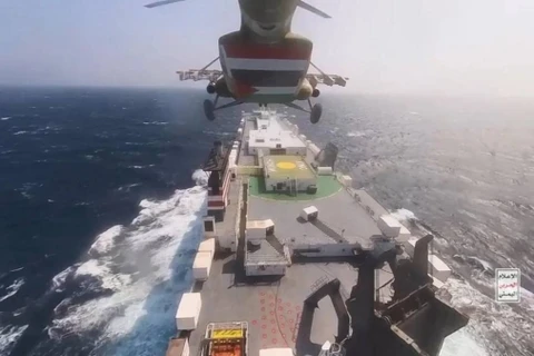 Ảnh chụp màn hình từ video của Houthi ghi lại hình ảnh lực lượng này chiếm tàu vận chuyển Galaxy Leader ở Biển Đỏ ngày 20/11/2023.