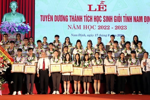 Tỉnh Nam Định tôn vinh các học sinh giỏi năm học 2022-2023 (Ảnh: Nguyễn Lành/TTXVN)