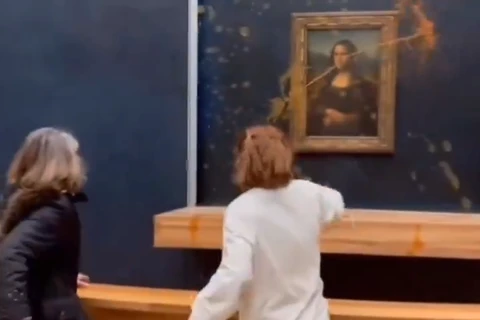 Các nhà hoạt động tạt súp vào bức tranh Mona Lisa ở Louvre