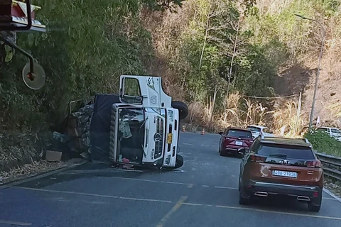 Vụ tai nạn lật xe trên đèo Bảo Lộc. (Ảnh: Bùi Hiệp)