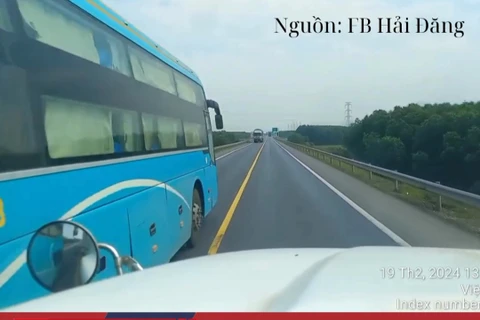 Xe khách vẫn vượt ẩu trên cao tốc Cam Lộ-La Sơn