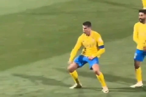 Hành động phản cảm của Ronaldo khi cổ động viên đối địch hô vang tên Messi