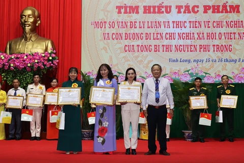 Ban tổ chức trao giải Ba cho các thí sinh. (Ảnh: Phạm Minh Tuấn-TTXVN)