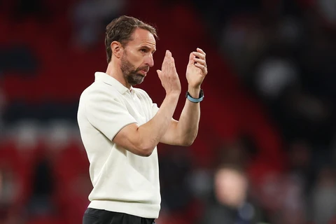 Cổ động viên Anh ném cốc về phía Huấn luyện viên Gareth Southgate