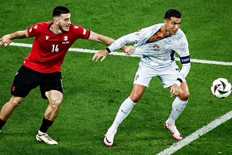 Ronaldo lại gây chú ý khi cãi cọ tay đôi với các cầu thủ Gruzia