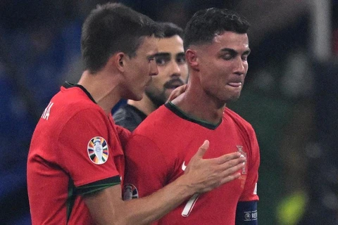 Ronaldo rơi nước mắt sau khi sút hỏng penalty ở phút 105.