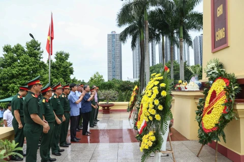 Chủ tịch nước Tô Lâm đã thắp hương tại Đài Tổ quốc ghi công, nghĩa trang Mai Dịch (Nguồn: VOV)