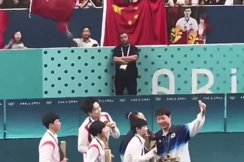 Các VĐV Hàn Quốc, Triều Tiên "ngoại giao bóng bàn" bằng cách wefie ở Olympic