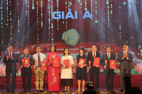 Phó thủ tướng Vũ Đức Đam và Bộ trưởng Bộ Thông tin-truyền thông Nguyễn Mạnh Hùng trao 3 giải A cho các tác giả. (Ảnh: BTC)