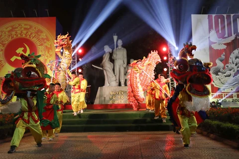 Màn múa rồng và múa chạy cờ đặc sắc đã mở màn cho chương trình nghệ thuật “Hào khí Thăng Long.” (Ảnh: Thanh Tùng/TTXVN) 