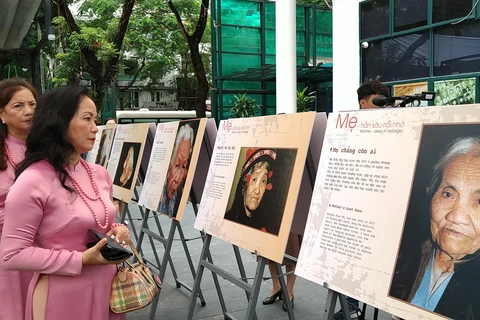 Triển lãm “Mẹ” giới thiệu các bức ảnh của Đại tá, nhà báo, nghệ sỹ nhiếp ảnh Trần Hồng. (Ảnh: Minh Thu/Vietnam+)