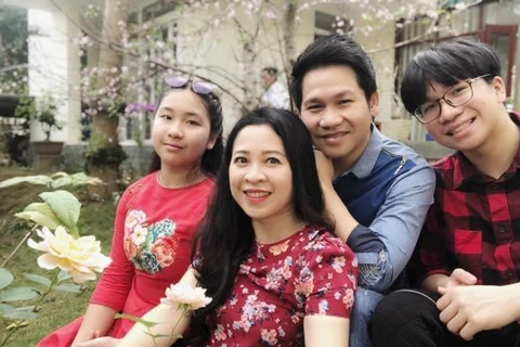 Sự nghiệp rực rỡ, gia đình hạnh phúc của Trọng Tấn có đóng góp lớn của người vợ. (Ảnh: NVCC)