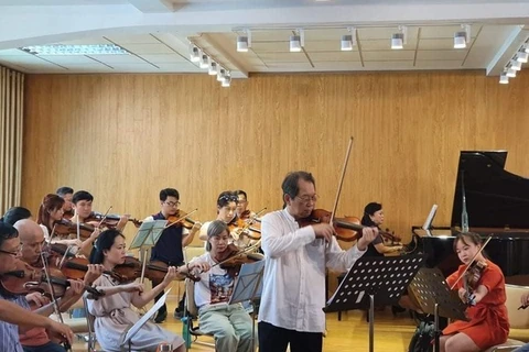 Giáo sư, nghệ sỹ violin Ngô Văn Thành sẽ hòa tấu cùng các học trò của mình trong đêm nhạc Galaxy Concert. (Ảnh: NVCC) 