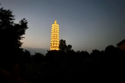 Tháp Báo Thiên lung linh trong đêm. (Ảnh: Minh Thu/Vietnam+)