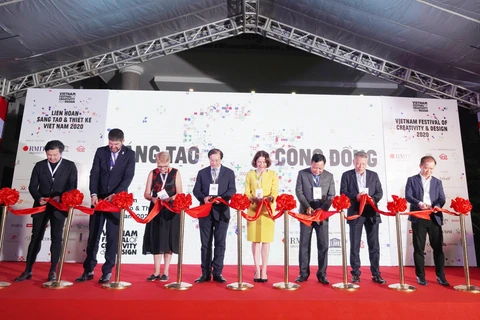 Thứ trưởng Tạ Quang Đông và các đại biểu từ UNESCO, Đại học RMIT, COLAB Việt Nam, và Viện Văn hoá Nghệ thuật quốc gia Việt Nam cắt băng khai mạc liên hoan. (Ảnh: RMIT)