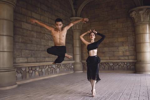 Hai kiện tướng dance sport trong bộ ảnh nghệ thuật mới mang tên "Vì nhau mà sống." (Ảnh: NVCC)