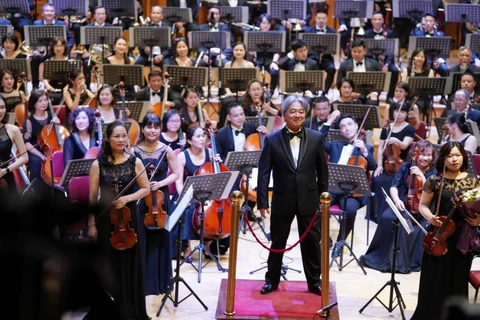 Dàn nhạc Giao hưởng Việt Nam cùng nhạc trưởng Honna Tetsuji sẽ biểu diễn trong chương trình 'Là con gái để tỏa sáng.' (Ảnh: VNSO)